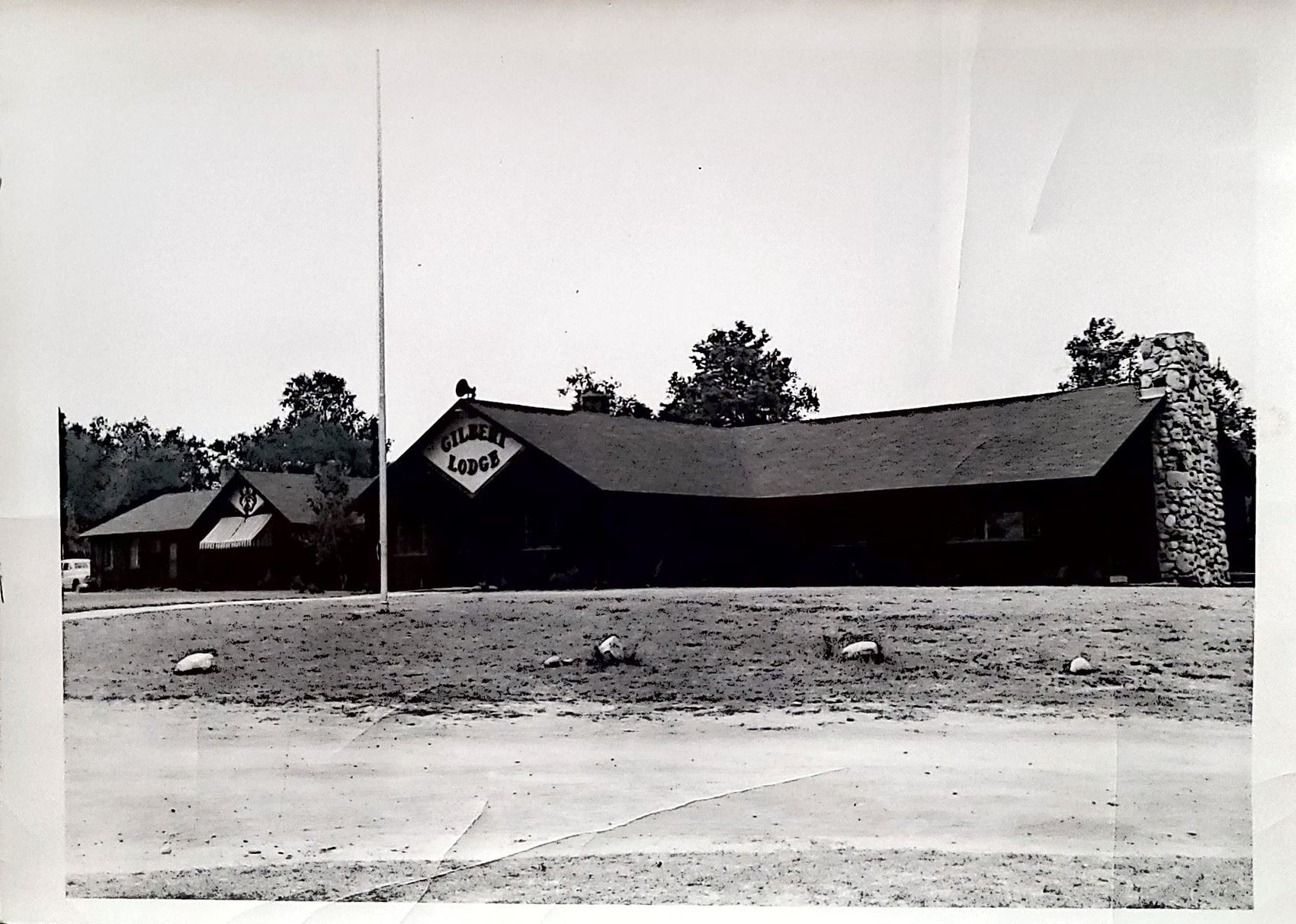 Photo of Twin Lakes Gilbert Lodge in the 1940s